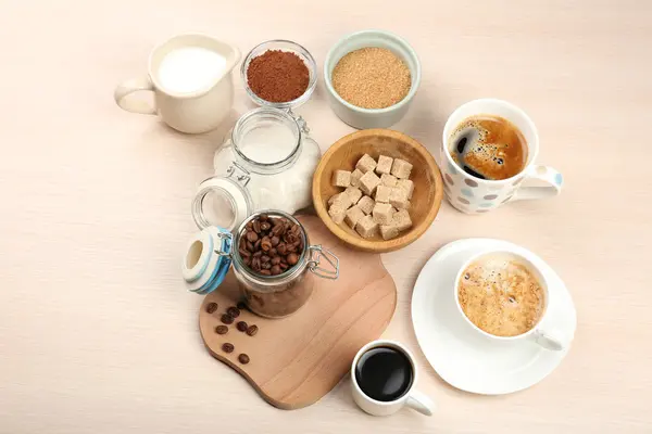 Verse koffie met verschillende ingrediënten — Stockfoto