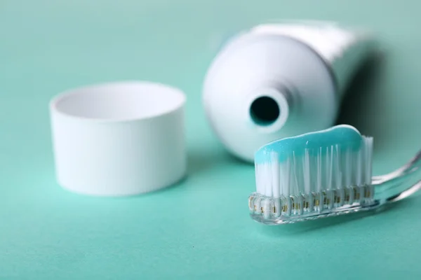 Cepillo de dientes con pasta de dientes azul — Foto de Stock