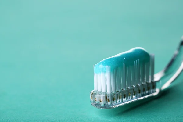 Cepillo de dientes con pasta de dientes azul —  Fotos de Stock