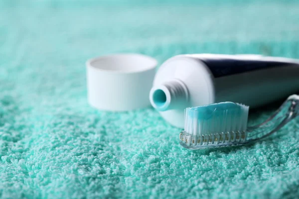 Brosse à dents avec dentifrice bleu — Photo