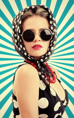 gülümsemek pinup tarzı ile güzel kız