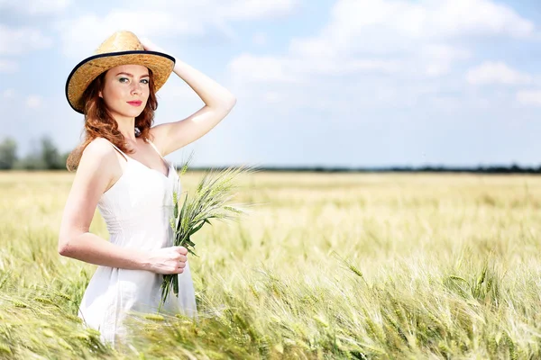 Hermosa joven con orejas en el campo — Foto de Stock