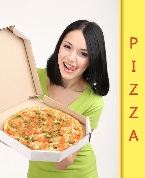 Schönes Mädchen mit leckerer Pizza in Pizzakiste isoliert auf weiß — Stockfoto