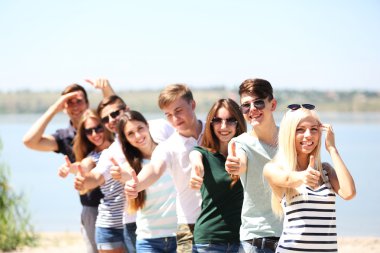 Sahilde güzel gençler