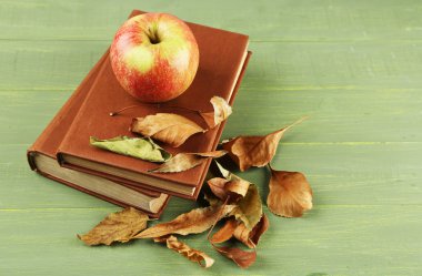 kitap ve kuru yaprakları ile elma