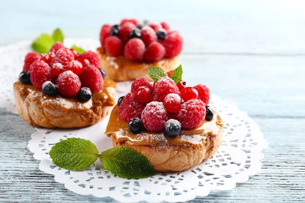 Süße Kuchen mit Beeren auf dem Tisch in Großaufnahme — Stockfoto