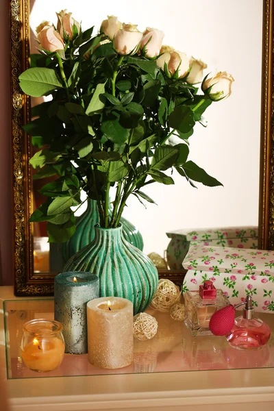 Beau vase avec des roses près du miroir — Photo