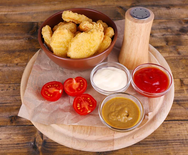 Nuggets z kurczaka z sosami na stół szczegół — Zdjęcie stockowe