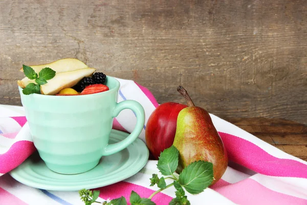 テーブルに新鮮なおいしいフルーツ サラダ — ストック写真