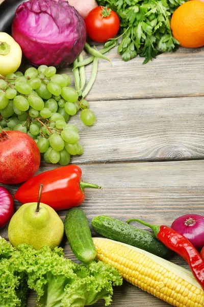 Cadre d'été avec légumes et fruits bio frais sur fond bois — Photo