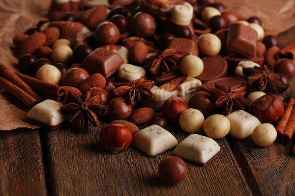 लकड़ी की मेज पर विभिन्न प्रकार के चॉकलेट बंद-अप — स्टॉक फ़ोटो, इमेज