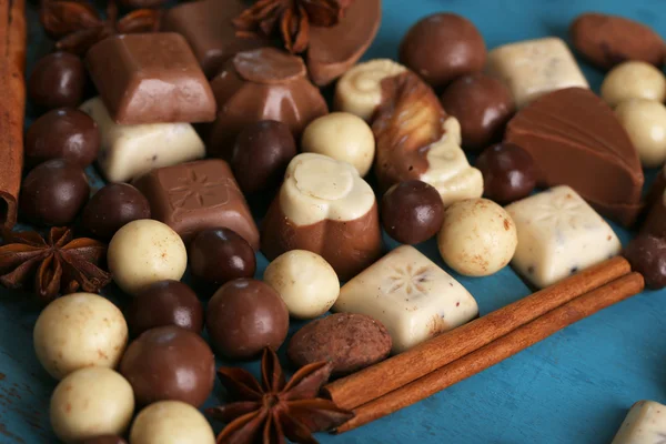 Olika sorters choklad på träbord närbild — Stockfoto
