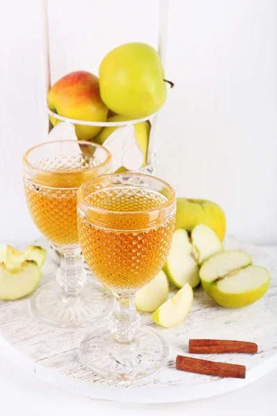 Bodegón con sabrosa sidra de manzana y manzanas frescas —  Fotos de Stock
