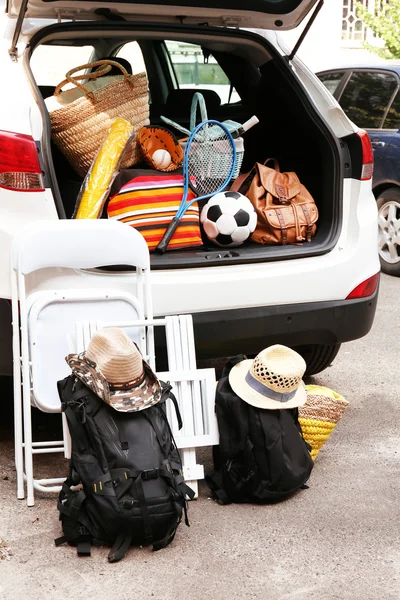 Maletas y bolsas en maletero de coche listas para salir de vacaciones — Foto de Stock