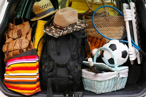 Maletas y bolsas en maletero de coche listas para salir de vacaciones — Foto de Stock