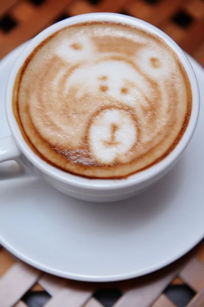 Tazza di caffè con disegno carino in caffè — Foto Stock