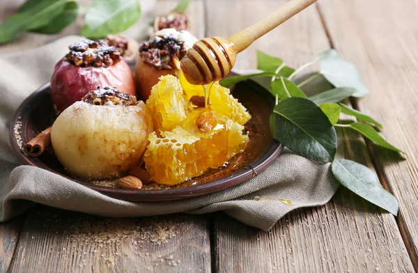 Baked apples on plate on table close up — Stock Photo, Image