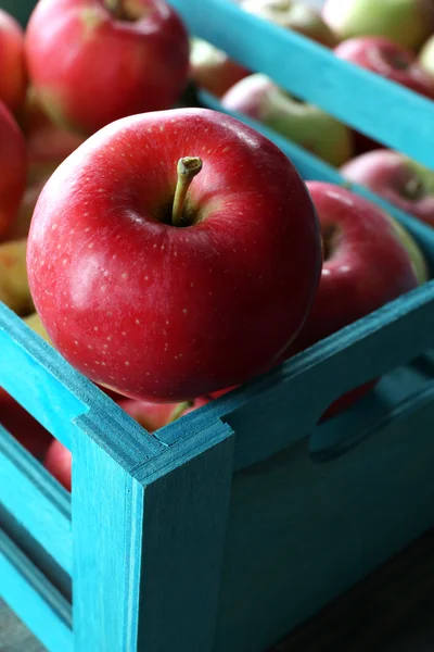 Juicy apples in box, close-up — Stock Photo, Image