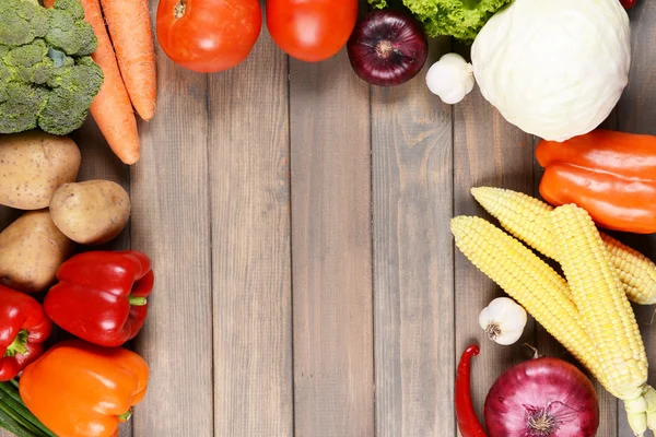 Verdure fresche biologiche su fondo di legno — Foto Stock