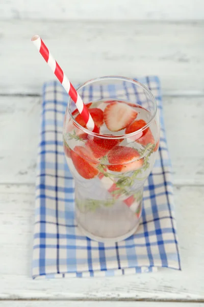 Savoureuse boisson fraîche aux fraises et au thym, sur fond de bois — Photo