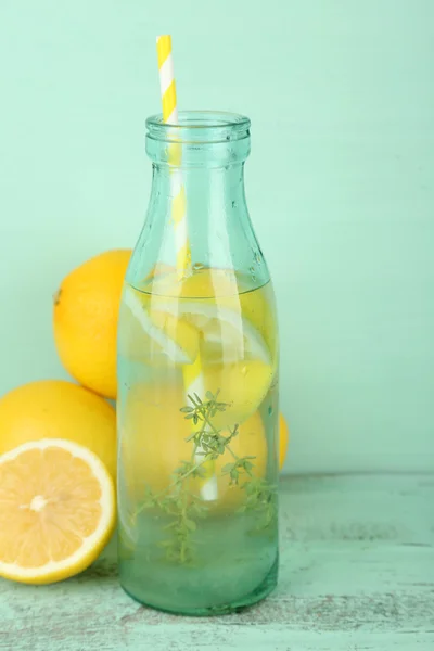 Sabrosa bebida fresca con limón y tomillo, sobre fondo de madera — Foto de Stock