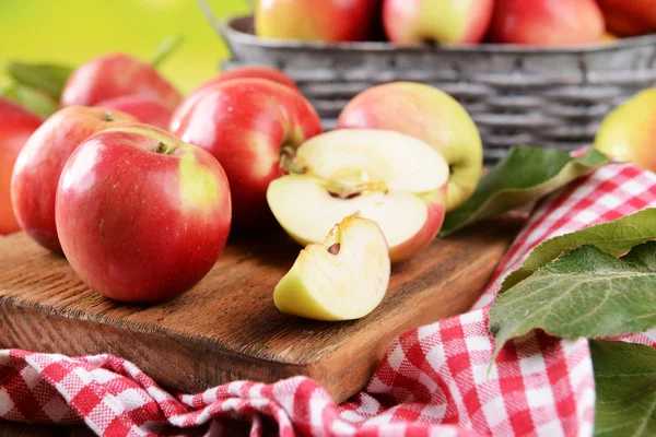 Manzanas dulces en la mesa sobre fondo brillante — Foto de Stock