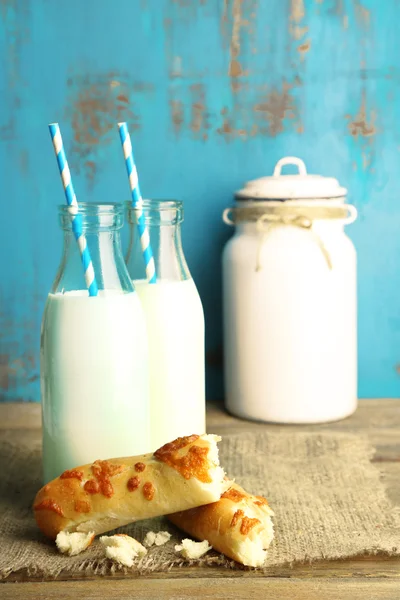 Bodegón retro con sabrosa leche rústica, sobre mesa de madera —  Fotos de Stock