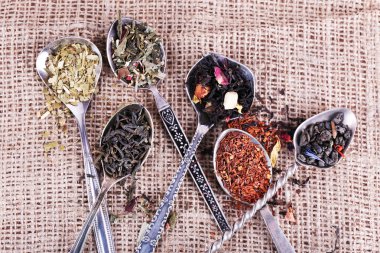 Çul kumaş zemin üzerine kaşık çay