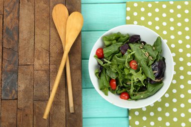 Tahta masada kasede taze yeşil salata.