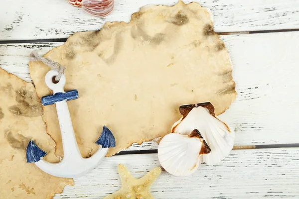 Arredamento di conchiglie, stelle marine e vecchia carta su sfondo di legno a colori — Foto Stock