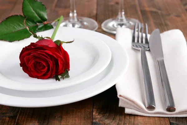 皿の上に赤バラのテーブルセッティング — ストック写真
