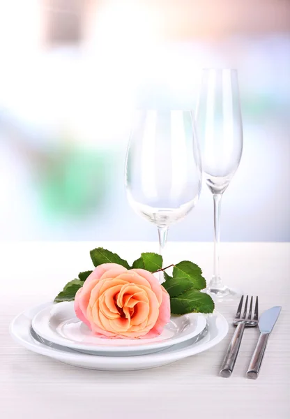 Tabulka nastavení s růžovou růži na desce — Stock fotografie