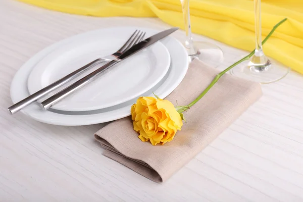 Table setting with yellow rose — Stock Photo, Image