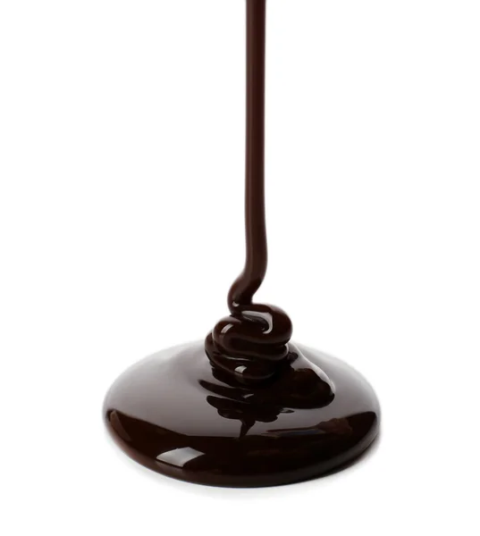 Geschmolzene Schokolade fließt isoliert auf weiß — Stockfoto