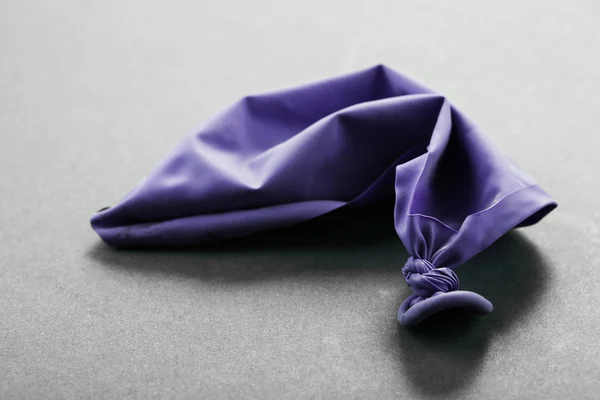 紫罗兰色气球纸张背景上 — 图库照片