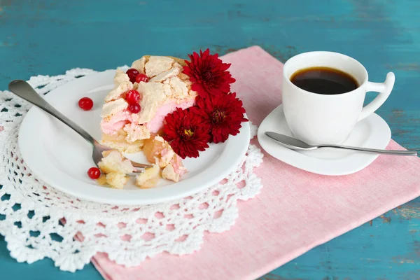 Pezzo di torta gustosa con mele e mousse di bacche e tazza di caffè, su sfondo di legno — Foto Stock
