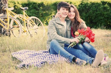 Bisiklet ile parkta oturan genç bir çift