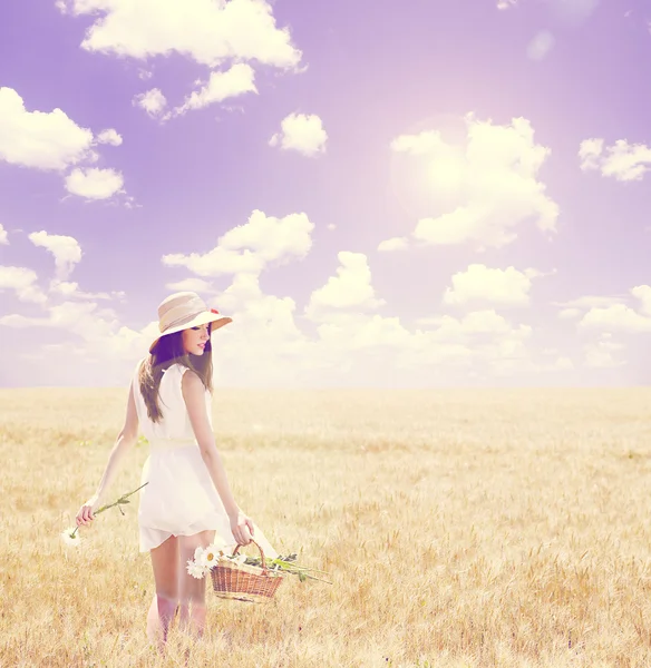 Portrait of beautiful young woman in field — Stock Photo, Image