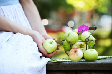 sepet elma açık havada tutan kız