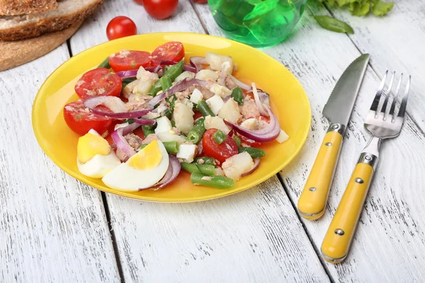 Desayuno fresco con ensalada de verduras servida sobre la mesa — Foto de Stock