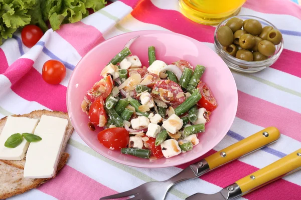 Petit déjeuner frais composé de salade de légumes servi sur la table — Photo