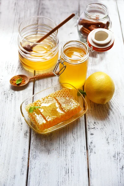 Frischer Honig auf Holztisch — Stockfoto