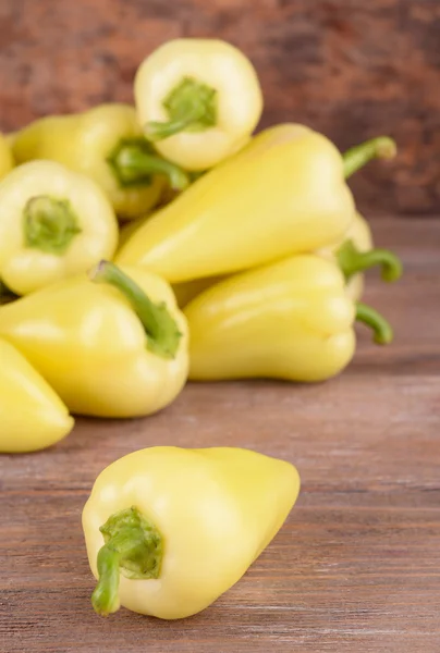 Gelbe Paprika auf hölzernem Hintergrund — Stockfoto