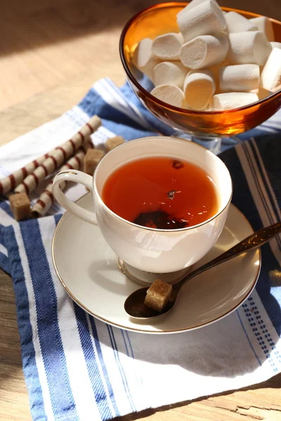 Чашка чаю на столі, крупним планом — стокове фото