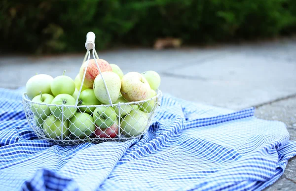 バスケット屋外で熟したリンゴ — ストック写真
