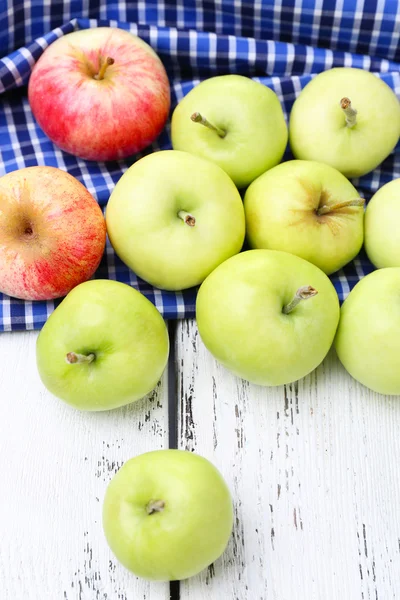 Dojrzałe jabłka na drewniany stół szczegół — Zdjęcie stockowe