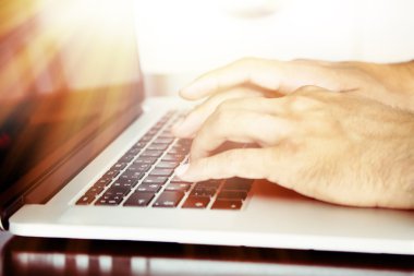 Erkek eller üstünde laptop, yakın çekim