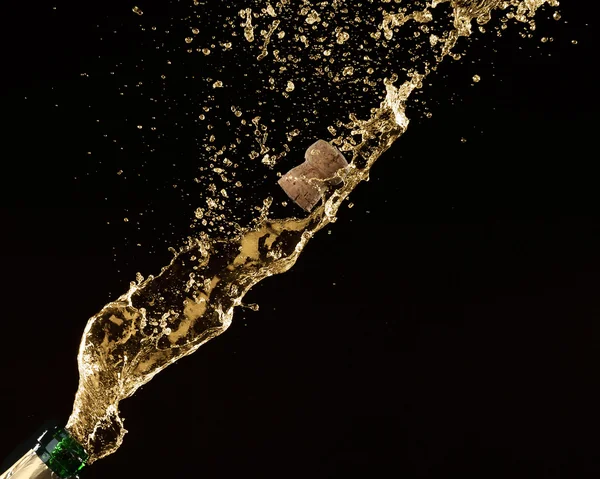 Champagner spritzt mit Korken auf schwarzem Hintergrund — Stockfoto