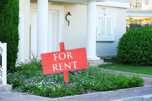 Real estate sign in front of new house for rent — Stock Photo, Image