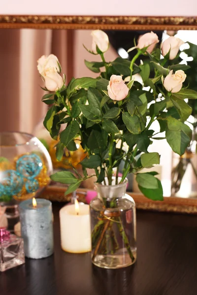 Bonito vaso com rosas — Fotografia de Stock